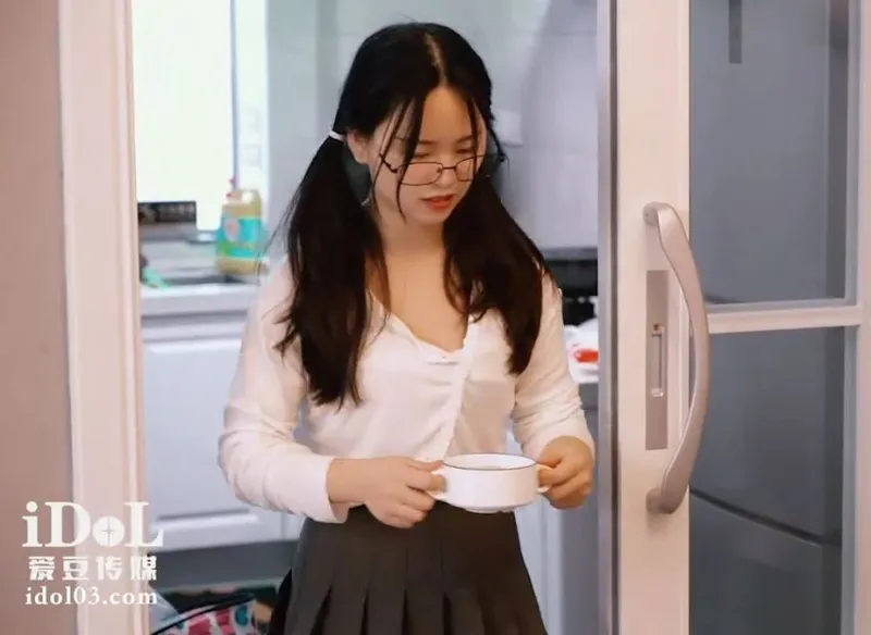 Bé con về quê ăn tết bị bố dượng xoạc vì càng lớn càng ngon
